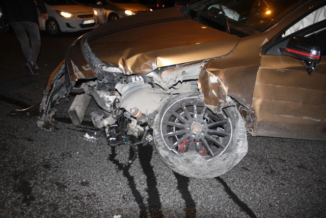 E-5'te Makas Atan Lüks Otomobil Kaza Yaptı! Araçtakiler, Kayıplara Karıştı