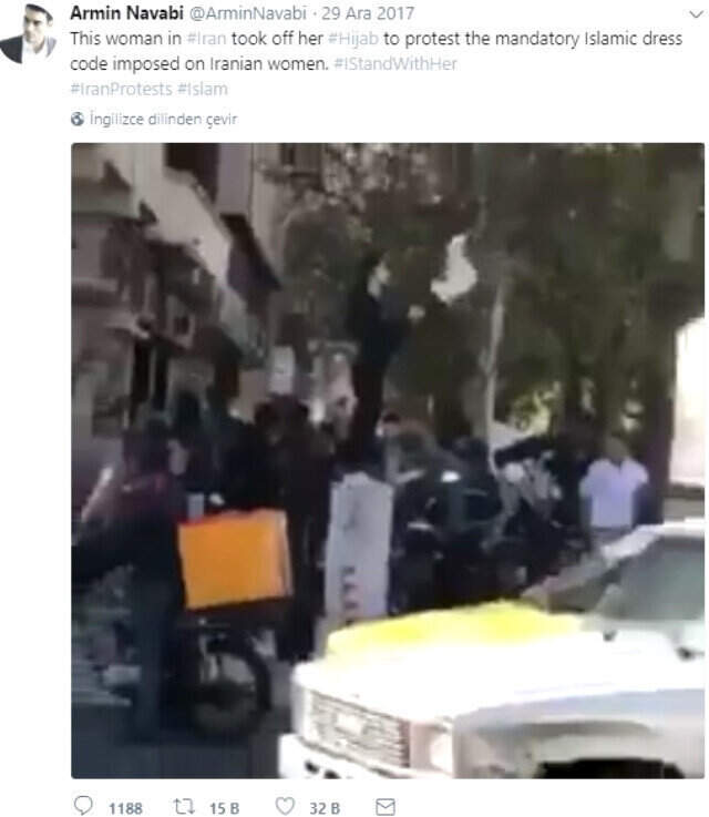 İran'da Başörtüsünü Sallayan Genç Kız, Protestoların Simgesi Oldu