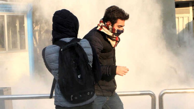 İran'daki Protestoların 4 Günü: <a class='keyword-sd' href='/sosyal-medya/' title='Sosyal Medya'>Sosyal Medya</a> Yasakları, Medya Karartması