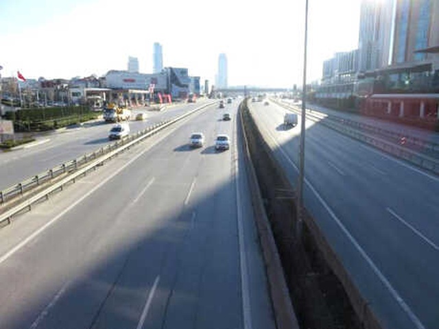 İstanbul'da Yılın İlk Gününde Yollar Boş Kaldı! Trafik Yoğunluğu Yüzde 1'i Gördü