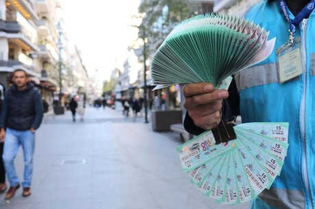 Samsun'da Büyük İkramiye Heyecanı! Vatandaşlar Talihlinin Kim Olduğunu Tahmin Etmeye Çalışıyor