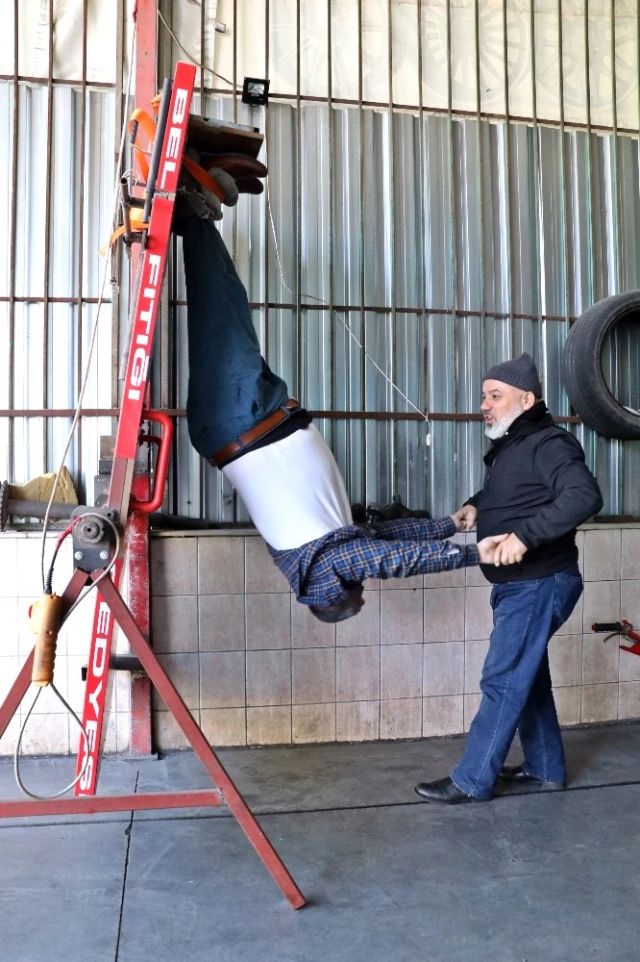 Rot Balans Ustası, Dükkanında Kurduğu Düzenekle Bel Ağrısı Çekenleri Tedavi Ediyor