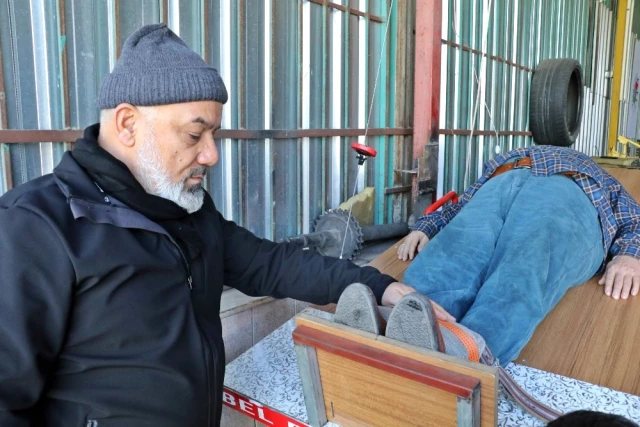 Rot Balans Ustası, Dükkanında Kurduğu Düzenekle Bel Ağrısı Çekenleri Tedavi Ediyor