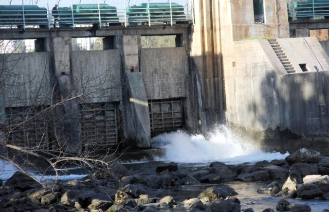 Nehirde Selfie Çeken Vatandaş, Baraj Kapakları Aniden Açılınca Boğulma Tehlikesi Atlattı