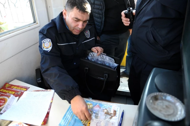 Altın Kalpli Güvenlik Görevlisi! İçi Altın Dolu Çanta Buldu, Polise Teslim Etti