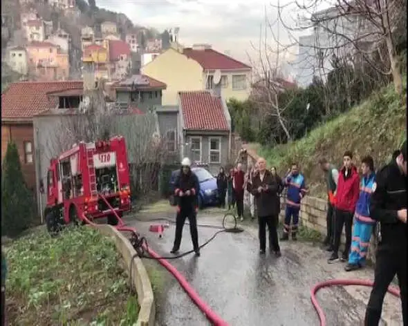 Üsküdar'da Elektrikli Sobadan Çıkan Yangın, Ahşap Binayı Küle Çevirdi