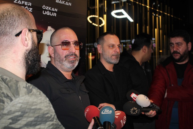 Arif V 216'yı Tanıtan Cem Yılmaz, Yeni Film İçin Sinyal Verdi!
