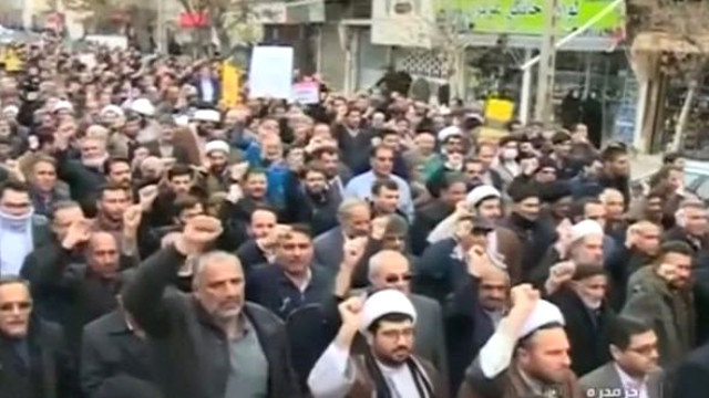 İran'daki Protestoların Yedinci Gününde, On Binlerce Rejim Destekçisi Sokağa İndi