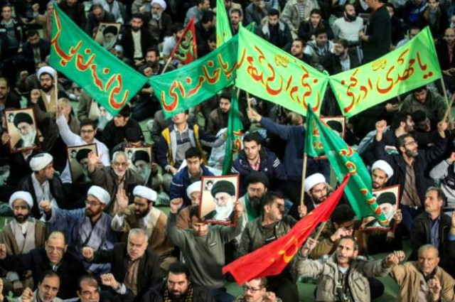 İran'daki Protestoların Yedinci Gününde, On Binlerce Rejim Destekçisi Sokağa İndi