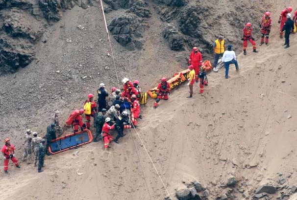 Peru'da Kamyonla Çarpışan Otobüs Uçuruma Yuvarlandı: 36 Ölü, 6 Yaralı