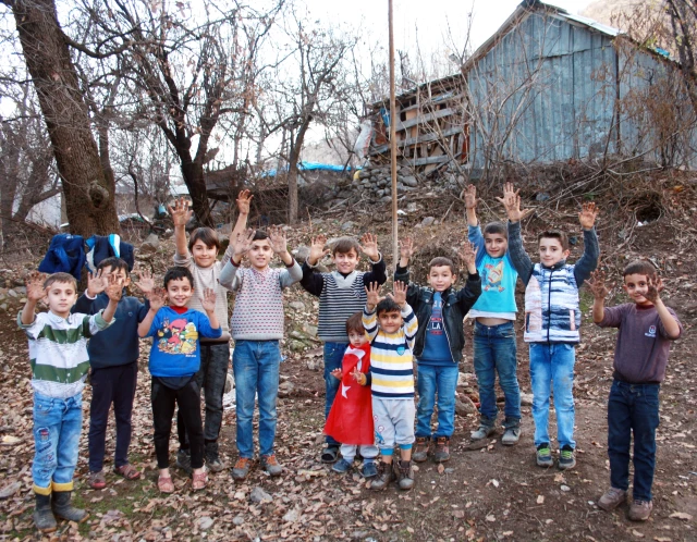 Şırnaklı Çocukların Bayrak Sevgisi! Yerde Buldular, Köy Meydanına Diktiler