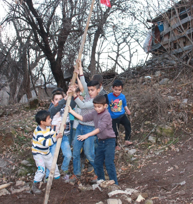 Şırnaklı Çocukların Bayrak Sevgisi! Yerde Buldular, Köy Meydanına Diktiler