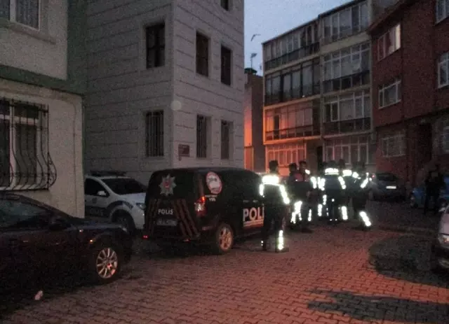 Üsküdar'da Karısını Başka Bir Erkekle Basan Koca, Bıçağına Sarıldı: 1 Ölü, 1 Yaralı