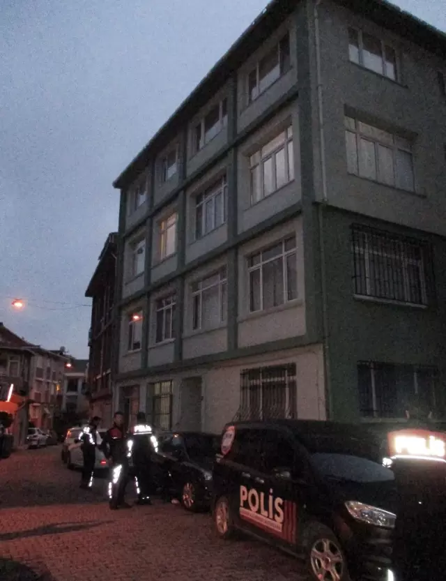 Üsküdar'da Karısını Başka Bir Erkekle Basan Koca, Bıçağına Sarıldı: 1 Ölü, 1 Yaralı