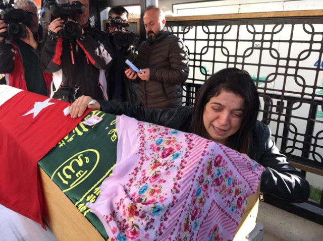 Annenin En Acı Anı! Babalarının Katlettiği İki Kızının Tabutuna Sarılıp Gözyaşlarına Boğuldu