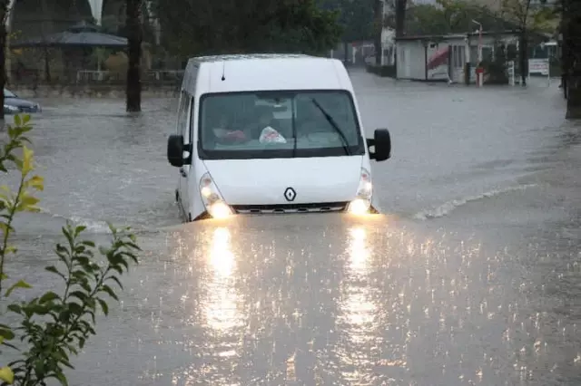 Adana Etkili Olan Yağışlar Nedeniyle Araçlar Suya Gömüldü