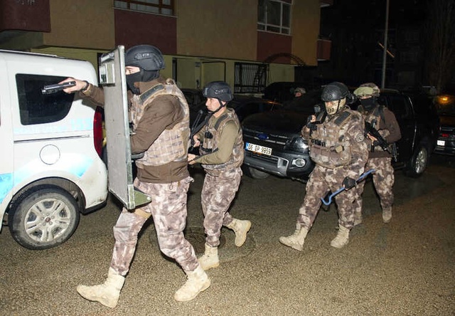 Pavyonda Olduğunu Söylediği Firari Kocası Sandıktan Çıktı