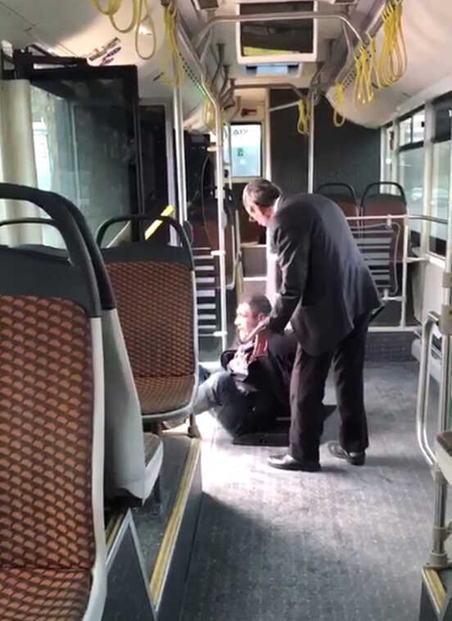 Özel Halk Otobüsü Şoförünün Tinerci ile Mücadelesi Kameraya Yansıdı