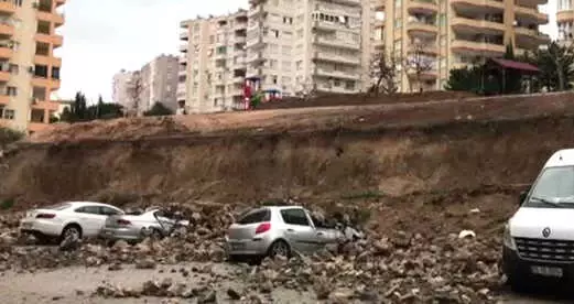 Adana'da Gece Boyunca Süren Yağış Nedeniyle Bir Sitenin İstinat Duvarı Çöktü