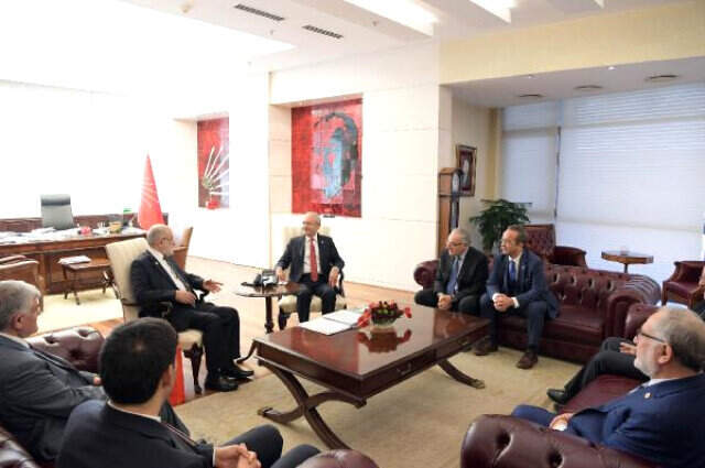 SP Lİderi Karamollaoğlu, Kılıçdaroğlu ile CHP Genel Merkezinde Görüşüyor