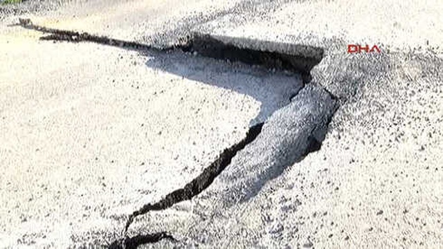 Esenyurt'ta Temel Kazısı Sırasında Toprak Kaydı, Kamyon Havada Asılı Kaldı