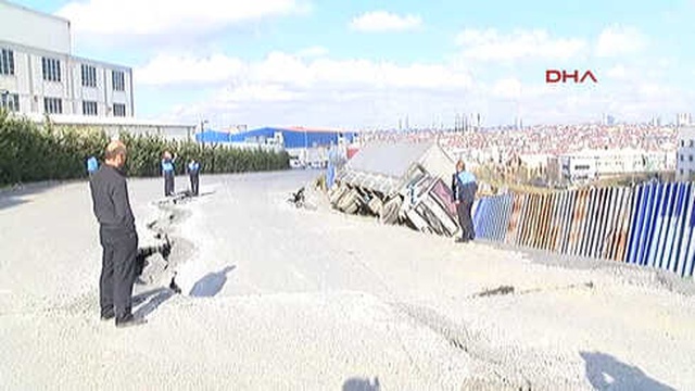 Esenyurt'ta Temel Kazısı Sırasında Toprak Kaydı, Kamyon Havada Asılı Kaldı