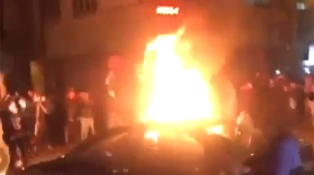 İran'da Polis ve Göstericiler Çatıştı, Trafiği Durduran Kalabalık Caddeyi Ateşe Verdi