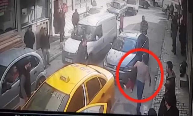 Babanın Küçük Kızının Boğazına Bıçak Dayadığı Anlar Kamerada