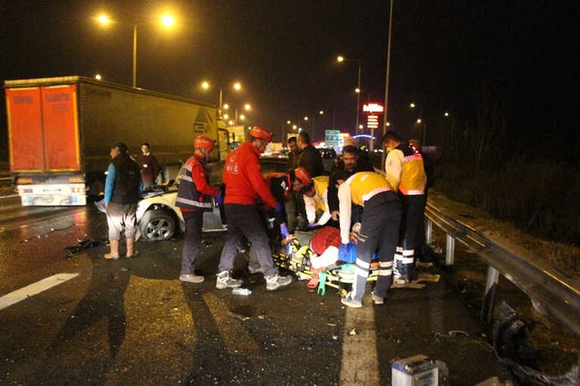 Otoyolda Ters Yöne Giren Otomobil ile Kamyon Çarpıştı: 1 Yaralı