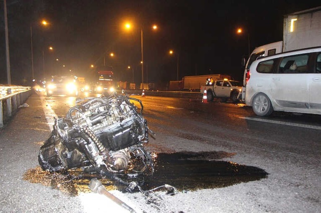 Otoyolda Ters Yöne Giren Otomobil ile Kamyon Çarpıştı: 1 Yaralı