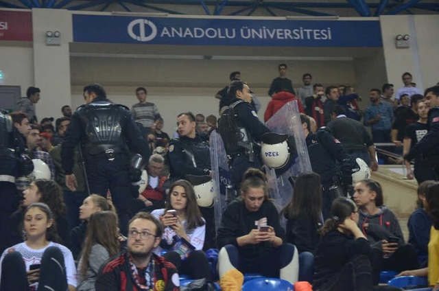 Eskişehir'de Polis, Beşiktaş Taraftarına TOMA ve Biber Gazıyla Müdahale Etti