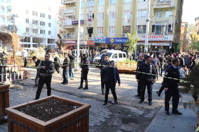 Diyarbakır'da Kafelerin Bulunduğu Binaya Bombalı Saldırı!