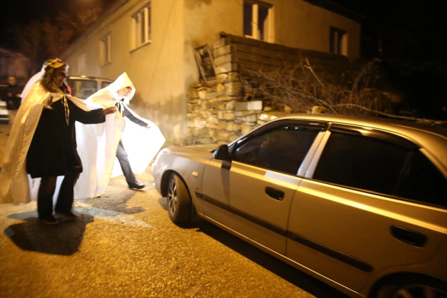 Edirne'de Gençler Bocuk Kutlaması İçin Sokağa İndi, Görüntüler Cadılar Bayramını Aratmadı