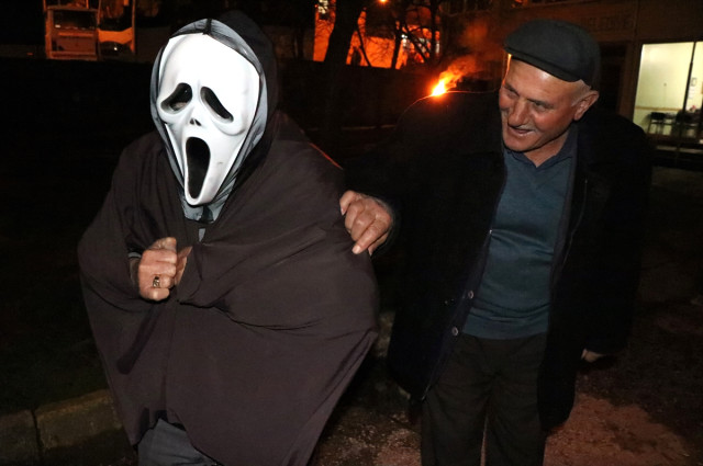 Edirne'de Gençler Bocuk Kutlaması İçin Sokağa İndi, Görüntüler Cadılar Bayramını Aratmadı