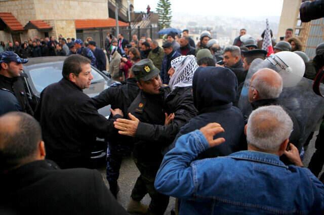 Filistinli Hristiyanlar İsyan Etti, Patrik Kendini Zor Kurtardı!