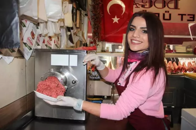 Edirne'nin Tek Kadın Kasabı Kübra, Poşet Açarak Başladı, Şimdi Kemik Kırıyor