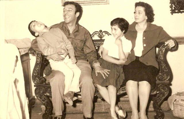 İşte Münir Özkul'un Biri Ünlü 4 Eşiyle Hiç Bilinmeyen Oğlu ve Kızları