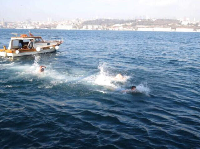 Üsküdar'da Haç Çıkarma Töreni için Buz Gibi Suya Dalan Gençler, Altın Kolyeyi Kaptı