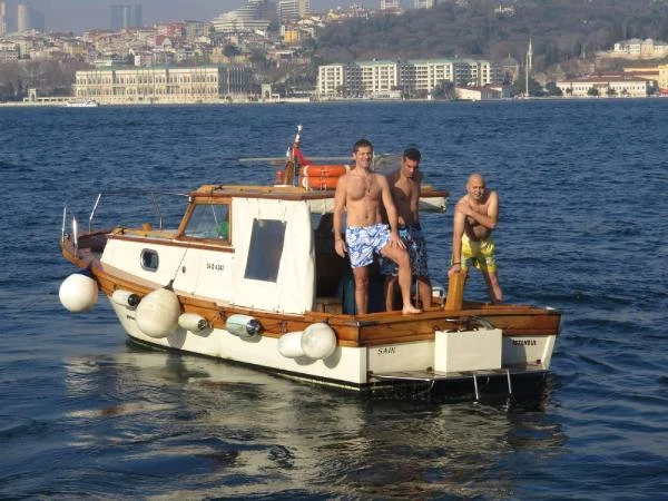 Üsküdar'da Haç Çıkarma Töreni için Buz Gibi Suya Dalan Gençler, Altın Kolyeyi Kaptı