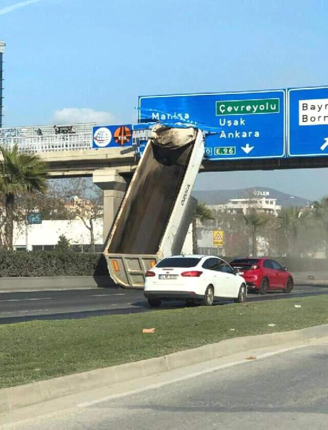 Kamyonun Kasası Üst Geçide Takıldı