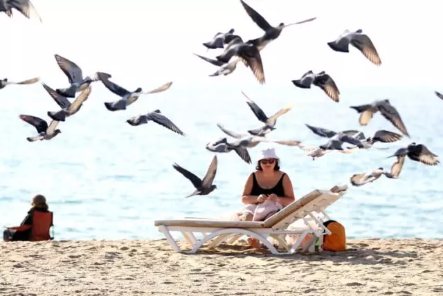 Alanya'da Ocak Ayında Denize Giden Tatilcinin Örgü Keyfi