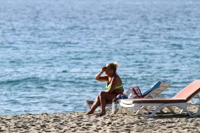 Alanya'da Ocak Ayında Denize Giden Tatilcinin Örgü Keyfi