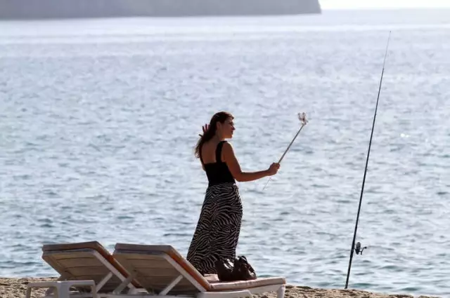 Alanya'da Ocak Ayında Denize Giden Tatilcinin Örgü Keyfi