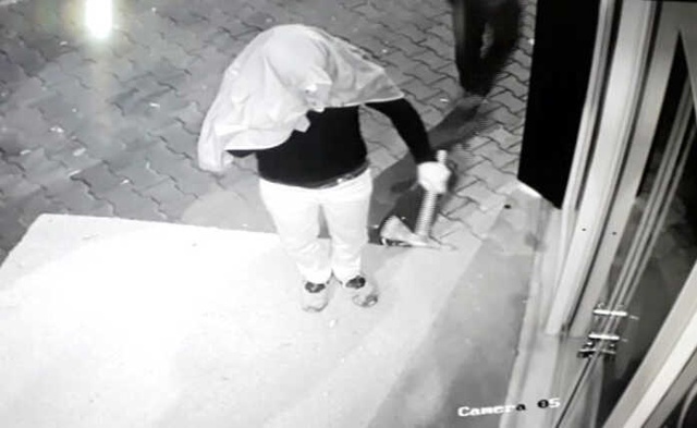 Maskeli ve Baltalı Hırsızlar Önce Kameralara, Sonra da Polise Yakalandı
