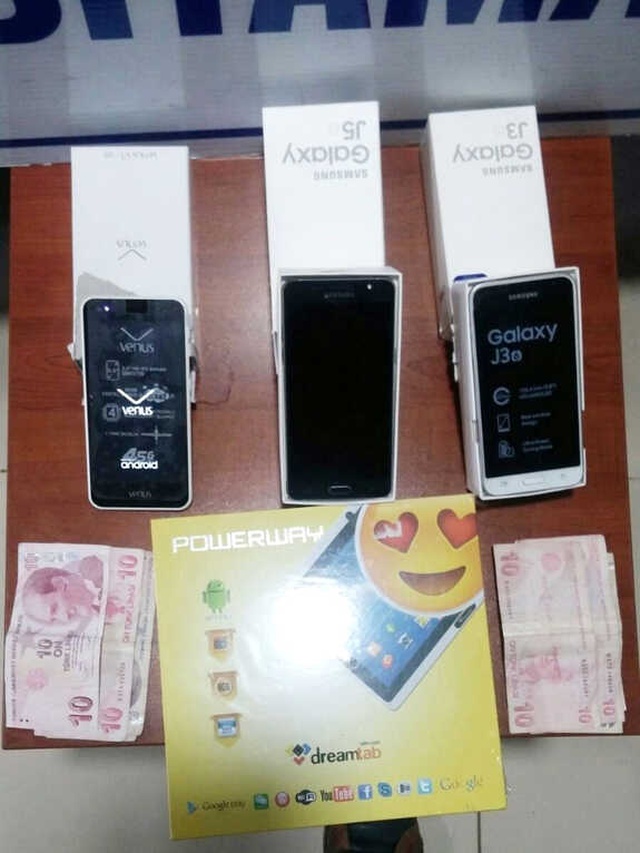 Maskeli ve Baltalı Hırsızlar Önce Kameralara, Sonra da Polise Yakalandı