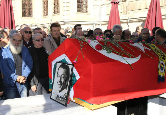 <a class='keyword-sd' href='/sener-sen/' title='Şener Şen'>Şener Şen</a> ve <a class='keyword-sd' href='/metin-akpinar/' title='Metin Akpınar'>Metin Akpınar</a>, Münir Özkul'un Cenazesine Katılmadı