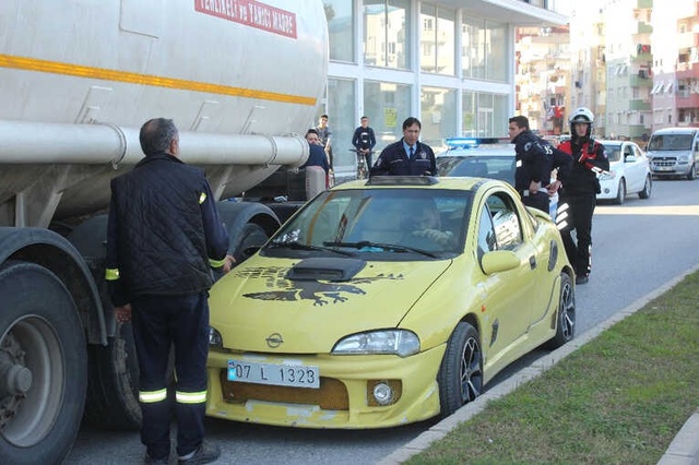 Antalya'da Bir Garip Kovalamaca! Polisten Kaçarken TIR'a Tutuldu