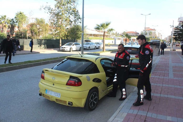 Antalya'da Bir Garip Kovalamaca! Polisten Kaçarken TIR'a Tutuldu