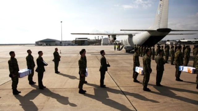 Kıbrıs'ta 54 Yıl Önce, Türkiye'nin Hava Saldırılarında Ölen Yunan Askerleri, Tabutlarla Götürüldü