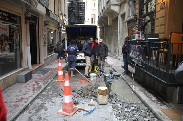 Beyoğlu'nda Su Borusu Patladı, 17 Yıllık Sinemayı Su Bastı: Zarar 200 Bin Lira